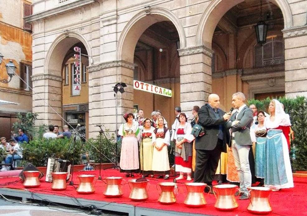 In piazza Vico a Chieti, apertura della rassegna….sul palco la corale "Figlia di Iorio". "il Presidente Argalam e Dir. Sky 858 Donato Fioriti intervista l'assessore comunale al turismo